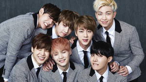 Сірий костюм BTS мила естетика — Bts Шпалери
