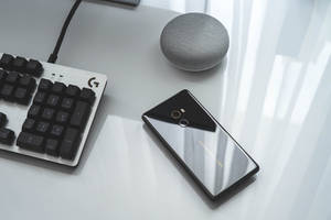Телефон Xiaomi на столе — Xiaomi Шпалери