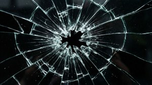 Візерунок розбитого скла на чорному тлі, зухвала естетика.