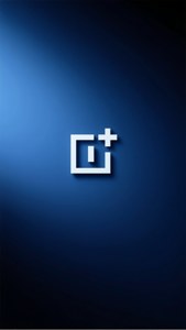 Мінималістичный логотип OnePlus по центру на темно-синем градиенте.