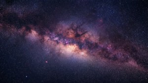 Яркая туманность в глубоком космосе со звездами и космической пылью.