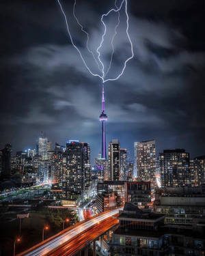 Удар блискавки в CN Tower — Крутий телефон Шпалери