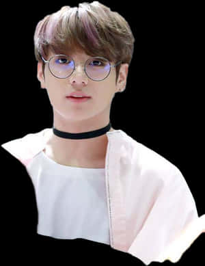Учасник BTS в окулярах та чокері