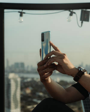Человек со смартфоном Xiaomi — Xiaomi Шпалери