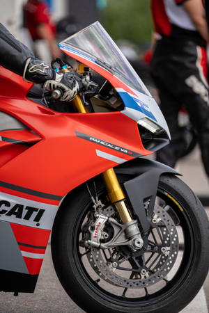 Червоний мотоцикл Ducati Panigale V4S — Xiaomi Pad 8 Шпалери