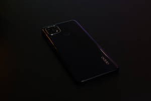 Черный смартфон Oppo