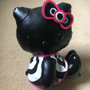 Шпалери з чорною іграшкою Hello Kitty на Хелловін — Hello Kitty Хелловін Шпалери