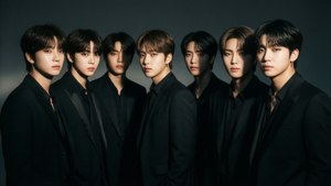 BTS у стильних чорних костюмах із драматичним нуарним освітленням.