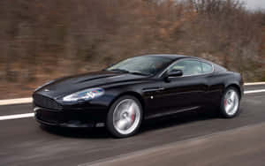 Элегантный Aston Martin DB9 на открытой дороге — Steam Deck Шпалери